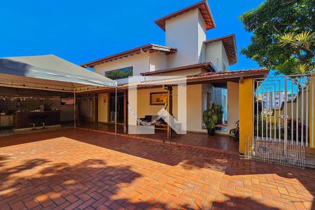 Área Externa de casa à venda com 4 quartos, 406m² em Heliópolis, Belo Horizonte