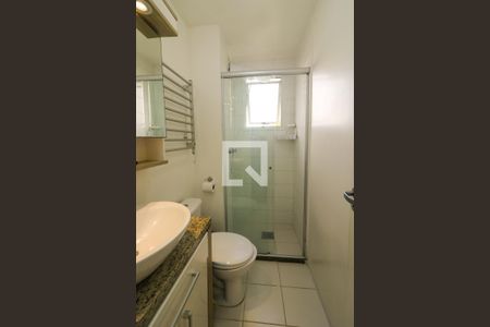Banheiro de apartamento à venda com 2 quartos, 48m² em Cristal, Porto Alegre