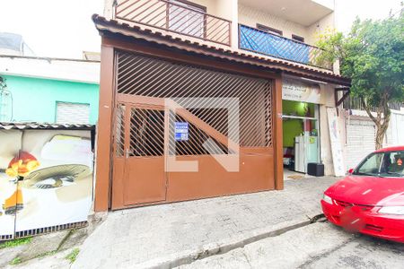 Fachada + Plaquinha de casa para alugar com 2 quartos, 65m² em Vila Verde, São Paulo