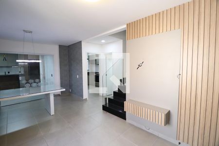 Sala de casa de condomínio para alugar com 3 quartos, 117m² em Jardim Inconfidência, Uberlândia