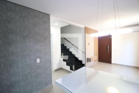 Sala de casa de condomínio para alugar com 3 quartos, 117m² em Jardim Inconfidência, Uberlândia