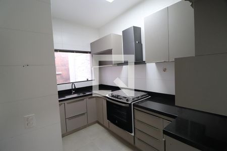 Cozinha de casa de condomínio para alugar com 3 quartos, 117m² em Jardim Inconfidência, Uberlândia
