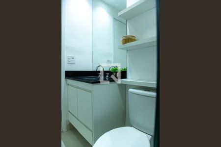 Banheiro de kitnet/studio para alugar com 1 quarto, 29m² em Jardim das Acacias, São Paulo