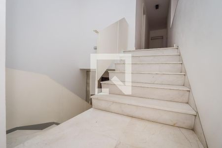 Escada das Suites de casa à venda com 5 quartos, 750m² em Jardim Guedala, São Paulo