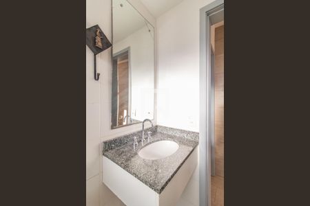 Banheiro de apartamento à venda com 2 quartos, 49m² em Cristal, Porto Alegre