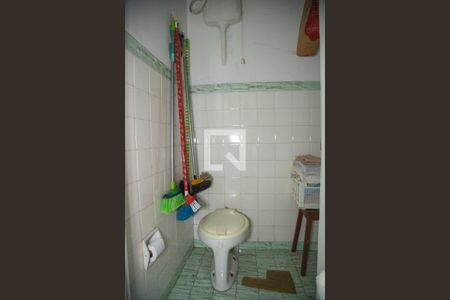 Banheiro de Serviço de casa para alugar com 3 quartos, 250m² em Itaim Bibi, São Paulo