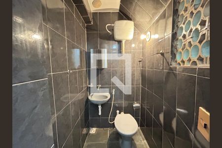 Banheiro de serviço de casa para alugar com 1 quarto, 44m² em Higienópolis, Rio de Janeiro