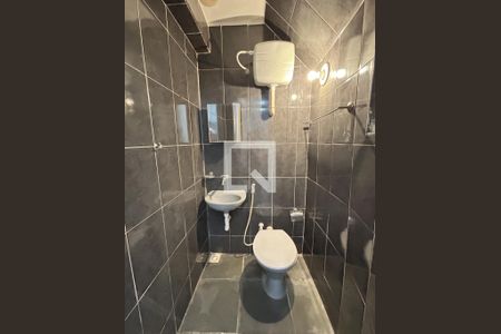 Banheiro de serviço de casa para alugar com 1 quarto, 44m² em Higienópolis, Rio de Janeiro