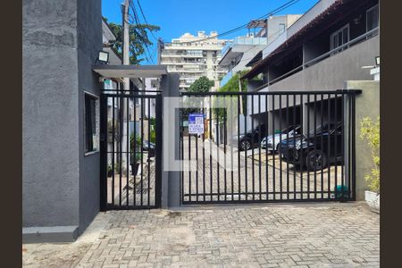 Placa de casa de condomínio para alugar com 2 quartos, 100m² em Recreio dos Bandeirantes, Rio de Janeiro