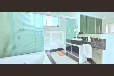 Banheiro da Suíte de casa de condomínio à venda com 4 quartos, 1040m² em Condados da Lagoa, Lagoa Santa