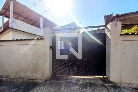 Fachada de casa à venda com 2 quartos, 100m² em Brás de Pina, Rio de Janeiro