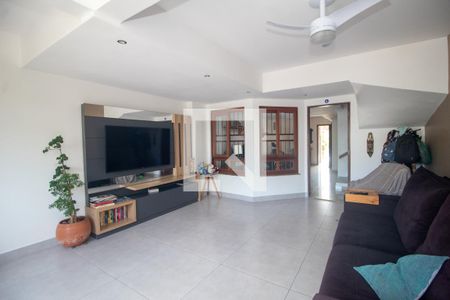 Sala de casa à venda com 4 quartos, 192m² em Guarujá, Porto Alegre