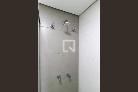 Banheiro de kitnet/studio para alugar com 1 quarto, 30m² em Centro, Curitiba