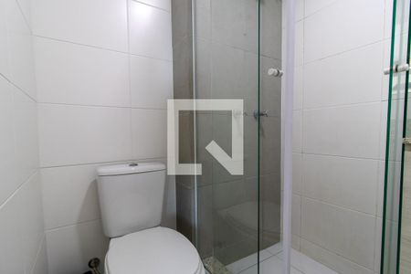 Banheiro de kitnet/studio para alugar com 1 quarto, 30m² em Centro, Curitiba