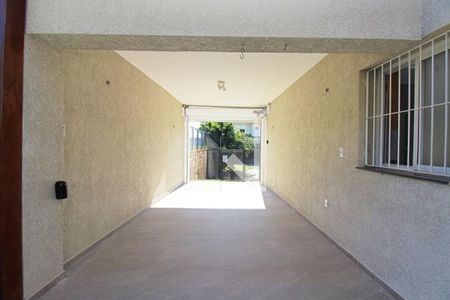 Garagem de casa à venda com 3 quartos, 155m² em Espírito Santo, Porto Alegre