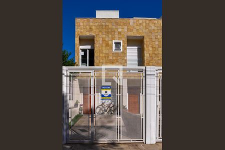 Fachada de casa à venda com 2 quartos, 108m² em Vila Nova, Porto Alegre