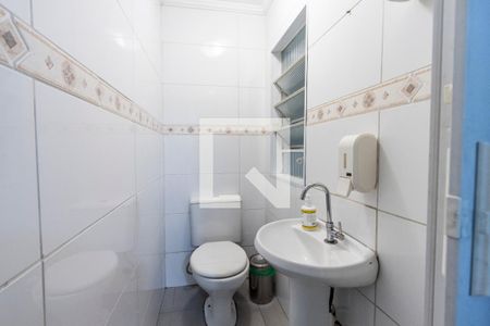 Banheiro de Serviço de casa para alugar com 3 quartos, 300m² em Água Branca, São Paulo