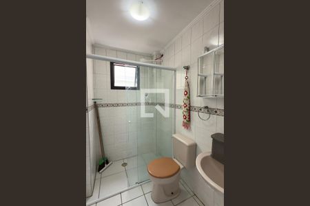 Banheiro de apartamento para alugar com 1 quarto, 77m² em Vila Tupi, Praia Grande