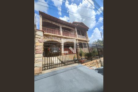 Fachada de casa à venda com 7 quartos, 360m² em Olinda, Contagem