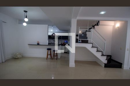Sala de casa de condomínio para alugar com 5 quartos, 270m² em Recreio dos Bandeirantes, Rio de Janeiro