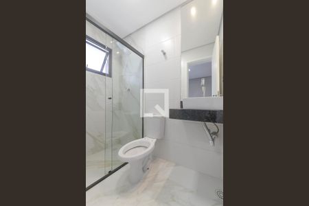 Banheiro de kitnet/studio para alugar com 1 quarto, 18m² em Vila Santo Estefano, São Paulo