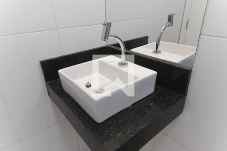 Banheiro de kitnet/studio para alugar com 1 quarto, 18m² em Vila Santo Estefano, São Paulo