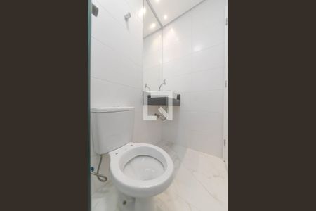 Banheiro de kitnet/studio para alugar com 1 quarto, 18m² em Vila Santo Estefano, São Paulo