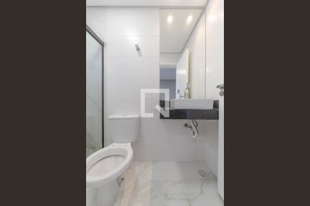 Banheiro de kitnet/studio para alugar com 1 quarto, 18m² em Vila Santo Estefano, São Paulo