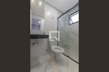 Banheiro de kitnet/studio para alugar com 1 quarto, 18m² em Vila Santo Estefano, São Paulo