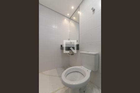 Banheiro de kitnet/studio para alugar com 1 quarto, 18m² em Vila Santo Estefano, São Paulo