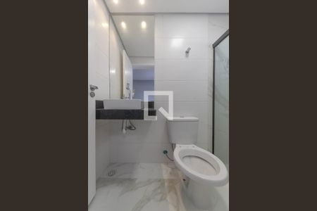 Banheiro de kitnet/studio para alugar com 1 quarto, 18m² em Vila Santo Estefano, São Paulo