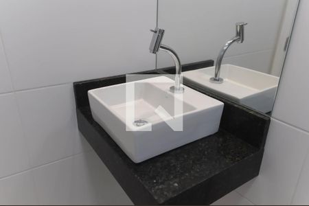 Banheiro de kitnet/studio para alugar com 1 quarto, 18m² em Vila Santo Estefano, São Paulo