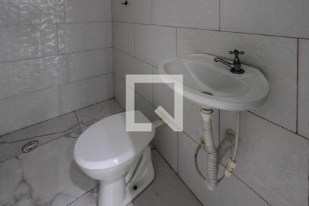 Banheiro de kitnet/studio para alugar com 1 quarto, 15m² em Vila Santa Clara, São Paulo