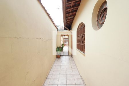 Corredor Lateral de casa à venda com 3 quartos, 288m² em Jardim Sonia, São Paulo
