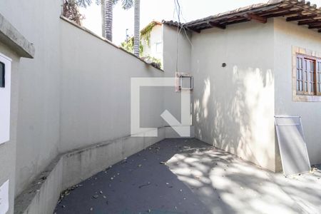 Garagem de casa à venda com 3 quartos, 80m² em Santa Amelia, Belo Horizonte