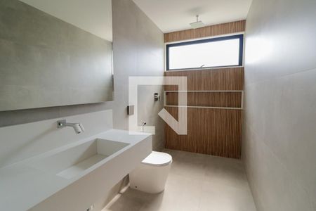 Banheiro da piscina de casa de condomínio à venda com 5 quartos, 600m² em Barra da Tijuca, Rio de Janeiro