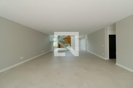 Sala de casa de condomínio à venda com 5 quartos, 600m² em Barra da Tijuca, Rio de Janeiro