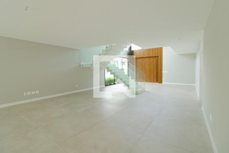 Sala de casa de condomínio à venda com 5 quartos, 600m² em Barra da Tijuca, Rio de Janeiro