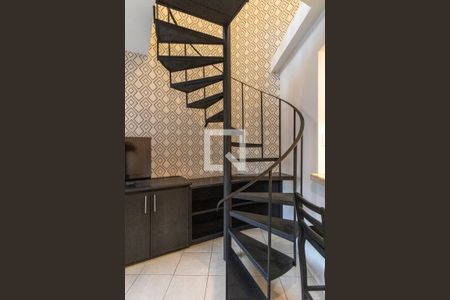 Escada de apartamento à venda com 1 quarto, 50m² em Moema, São Paulo