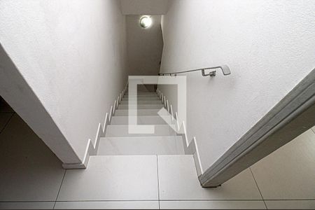 Escada de casa à venda com 2 quartos, 91m² em Vila Santo Estefano, São Paulo