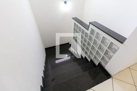 Escada de casa para alugar com 3 quartos, 373m² em Vila Ré, São Paulo