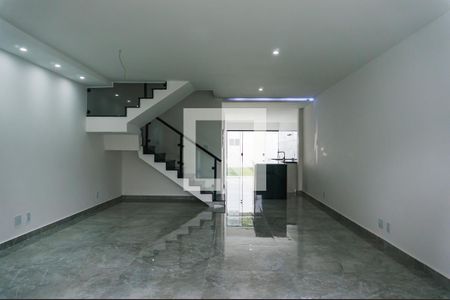 Sala de casa à venda com 4 quartos, 140m² em Piratininga, Niterói