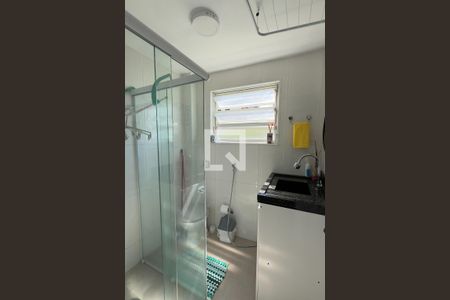 Banheiro de apartamento para alugar com 1 quarto, 38m² em Guilhermina, Praia Grande