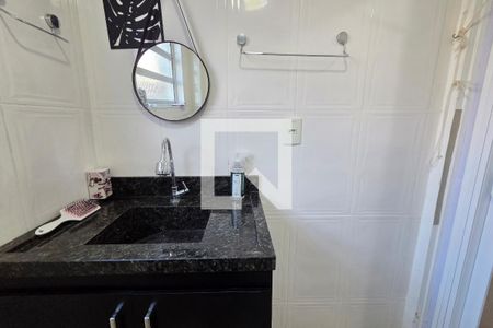 Banheiro de kitnet/studio para alugar com 1 quarto, 48m² em Guilhermina, Praia Grande
