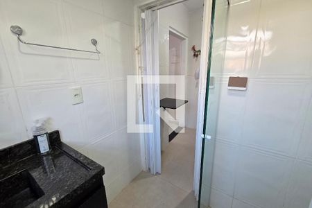 Banheiro de kitnet/studio para alugar com 1 quarto, 48m² em Guilhermina, Praia Grande