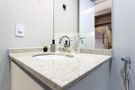 Banheiro de kitnet/studio para alugar com 1 quarto, 27m² em Pinheiros, São Paulo
