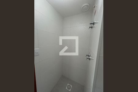 Banheiro de apartamento para alugar com 2 quartos, 60m² em Del Castilho, Rio de Janeiro