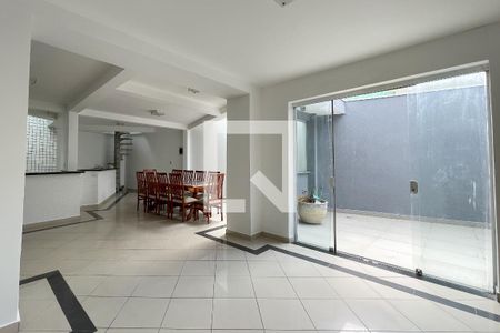 Sala de TV de casa à venda com 6 quartos, 297m² em Jardim Maria Adelaide, São Bernardo do Campo