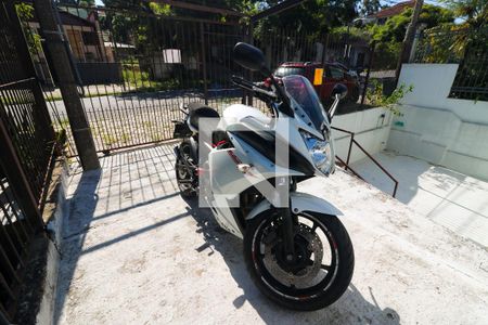 Garagem de casa à venda com 2 quartos, 110m² em Teresópolis, Porto Alegre