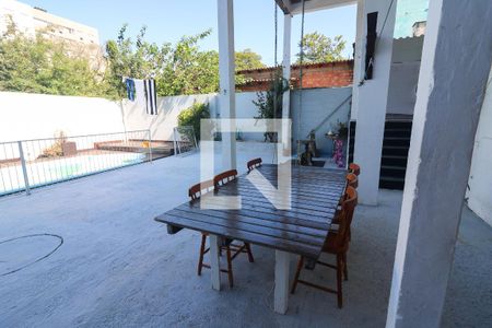 Quintal de casa à venda com 2 quartos, 110m² em Teresópolis, Porto Alegre